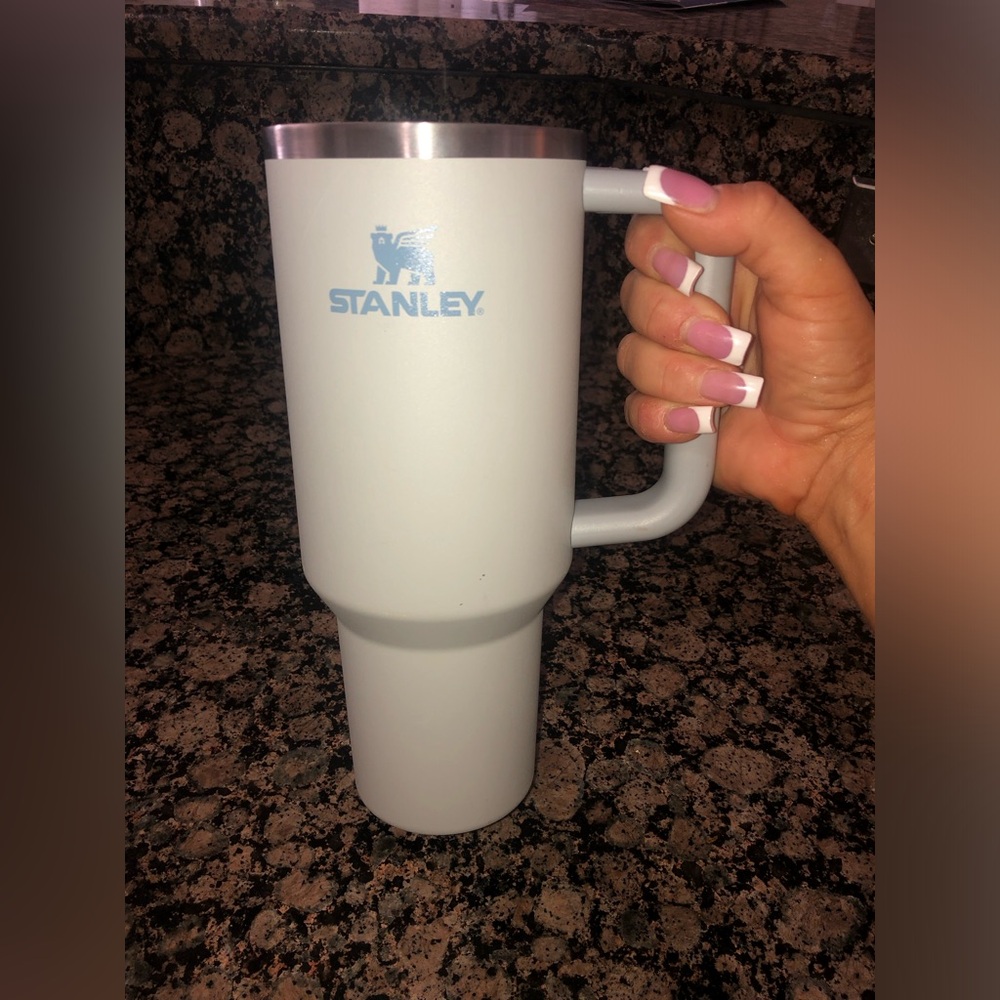 🧊40 oz Stanley Cup in Fog grey/lid not included like new